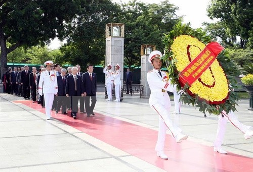 Leaders pay homage to President Ho Chi Minh, heroic martyrs - ảnh 1